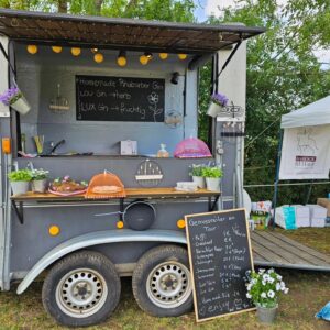 Gin-Bar und berittenes Bogenschiessen